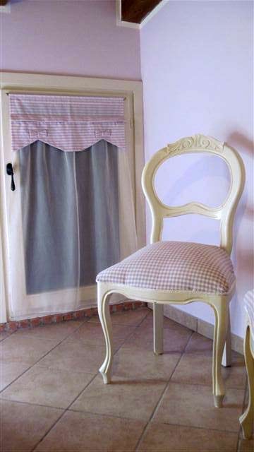 Come abbinare nuove tende e sedie di una volta