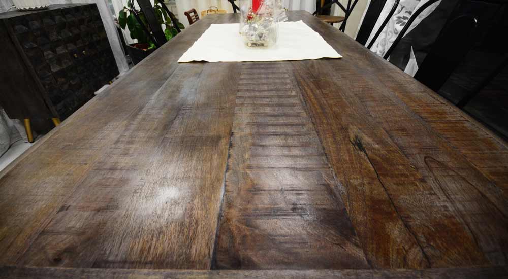 I tavoli in stile industrial lunghi e contemporanei
